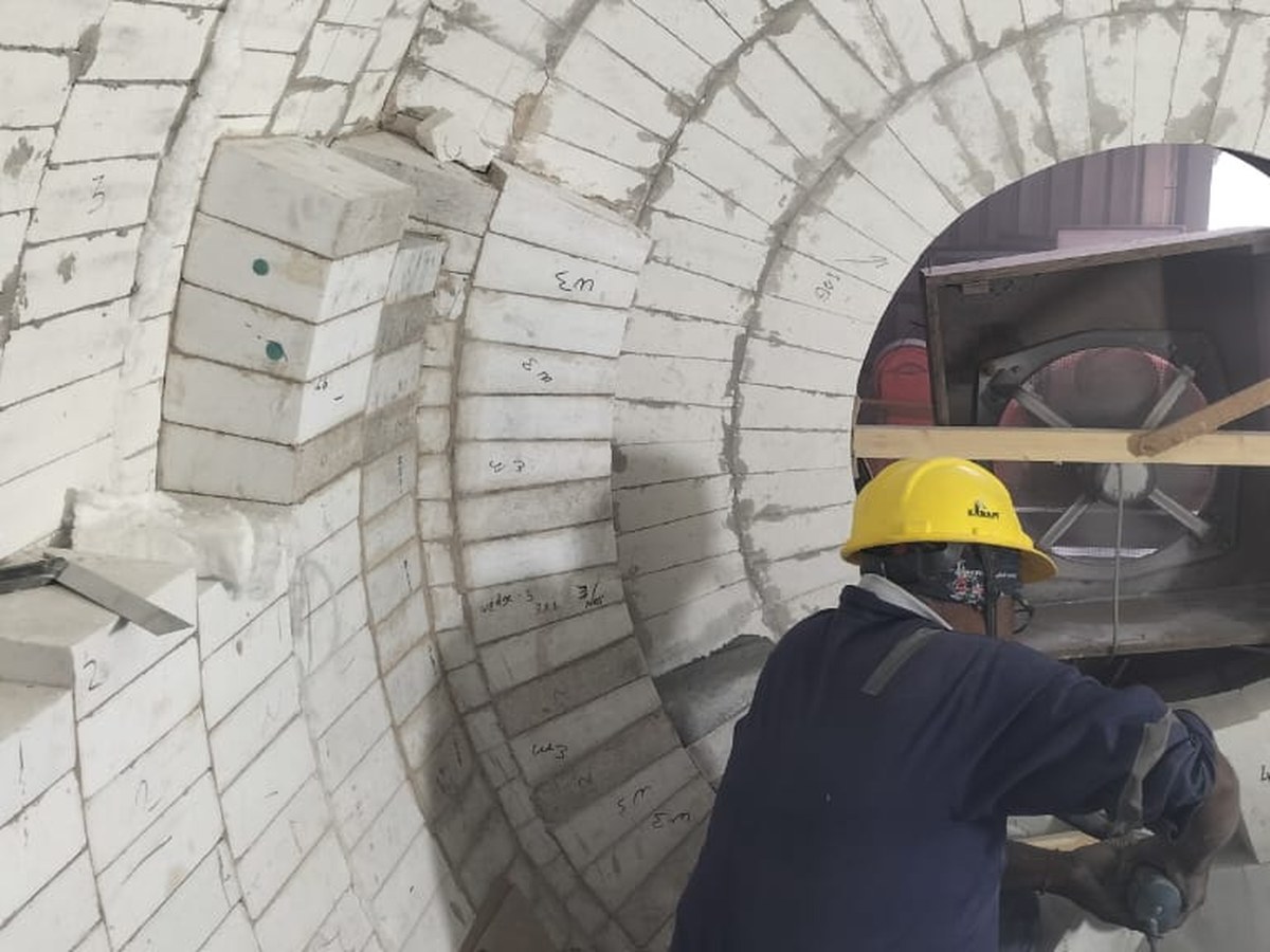 Aluminium remelt furnace lining installation