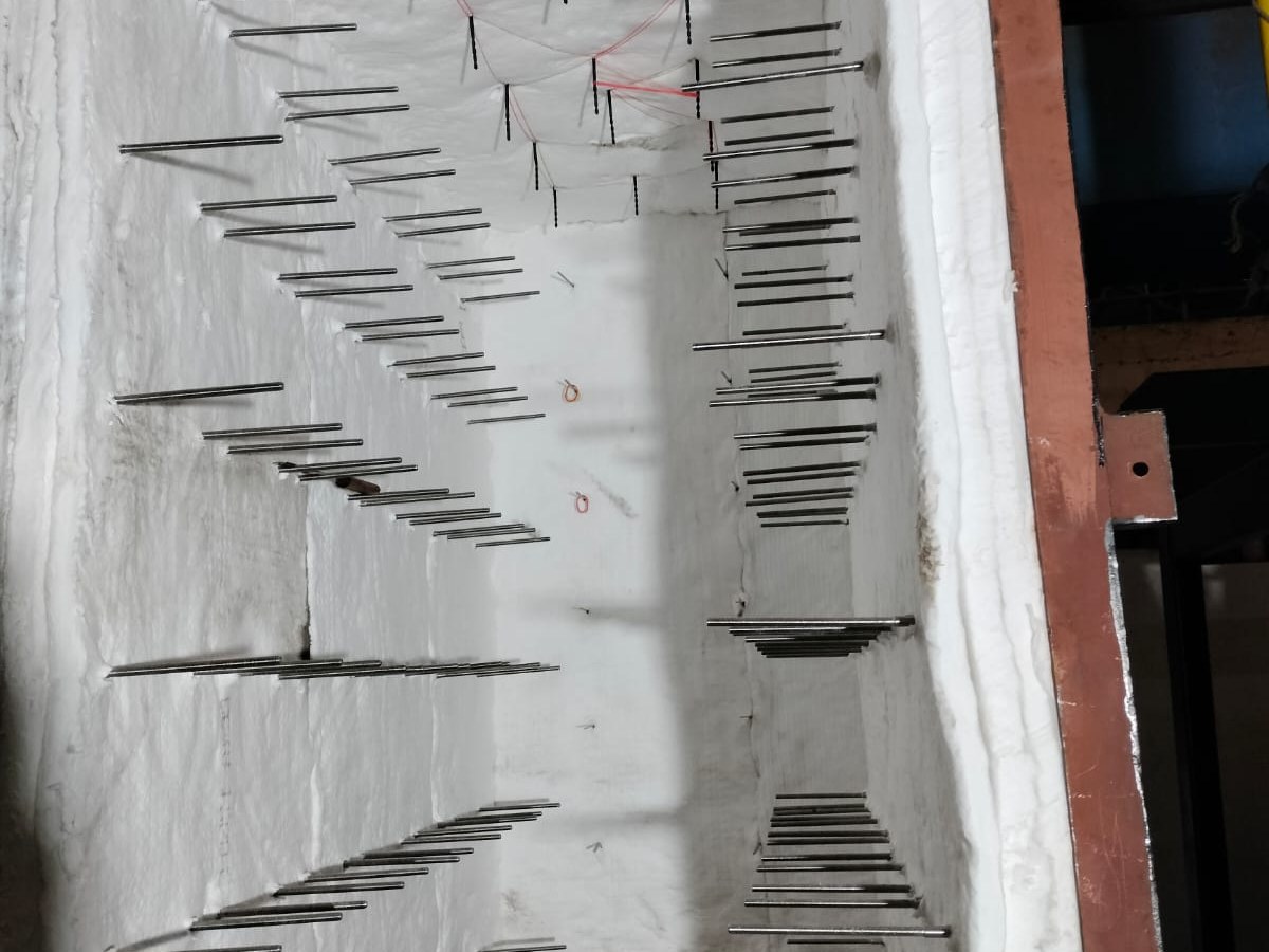 Ceramic fibre crown installation on glass furnace