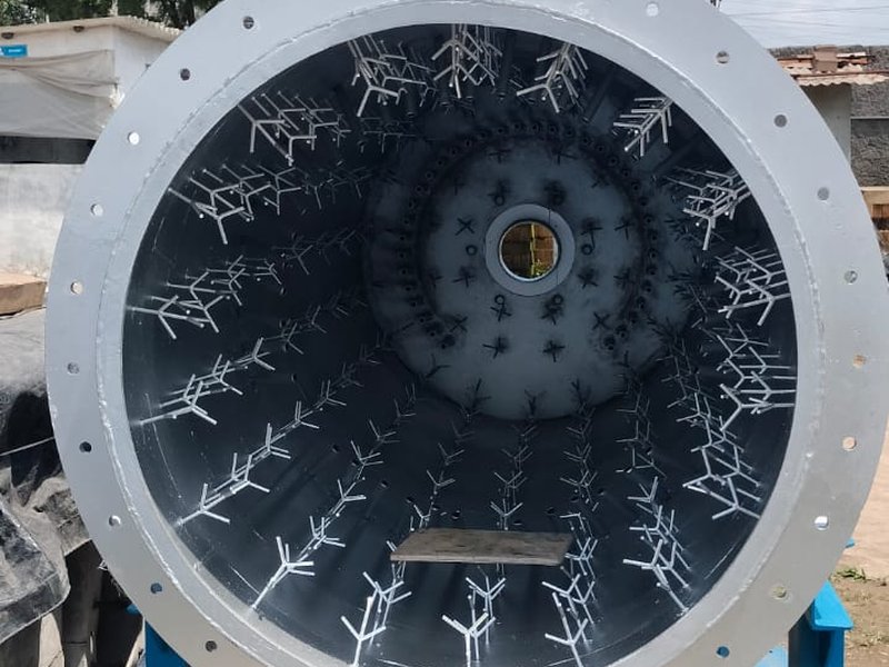 Aluminium melting furnace lining with non-wetting castable